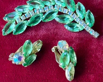 Set vintage composto da spilla e orecchini a forma di foglia con strass verde smeraldo / Dettagli effetto aurora boreale / Parure scintillante di metà secolo