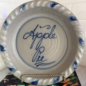 Vintage Rowe Pottery Äppelpajstallrik | Handgjord blå stengodsfat