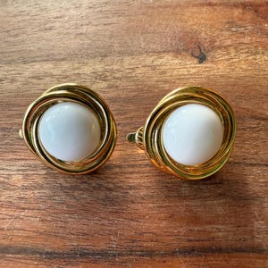 Trifari TM wit- en goudkleurige clip-ooroorbellen