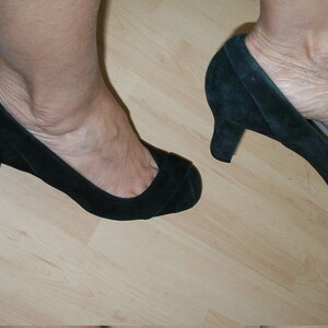Peut inclure: Une paire de chaussures &agrave; talons en daim noir avec une pointe pointue.