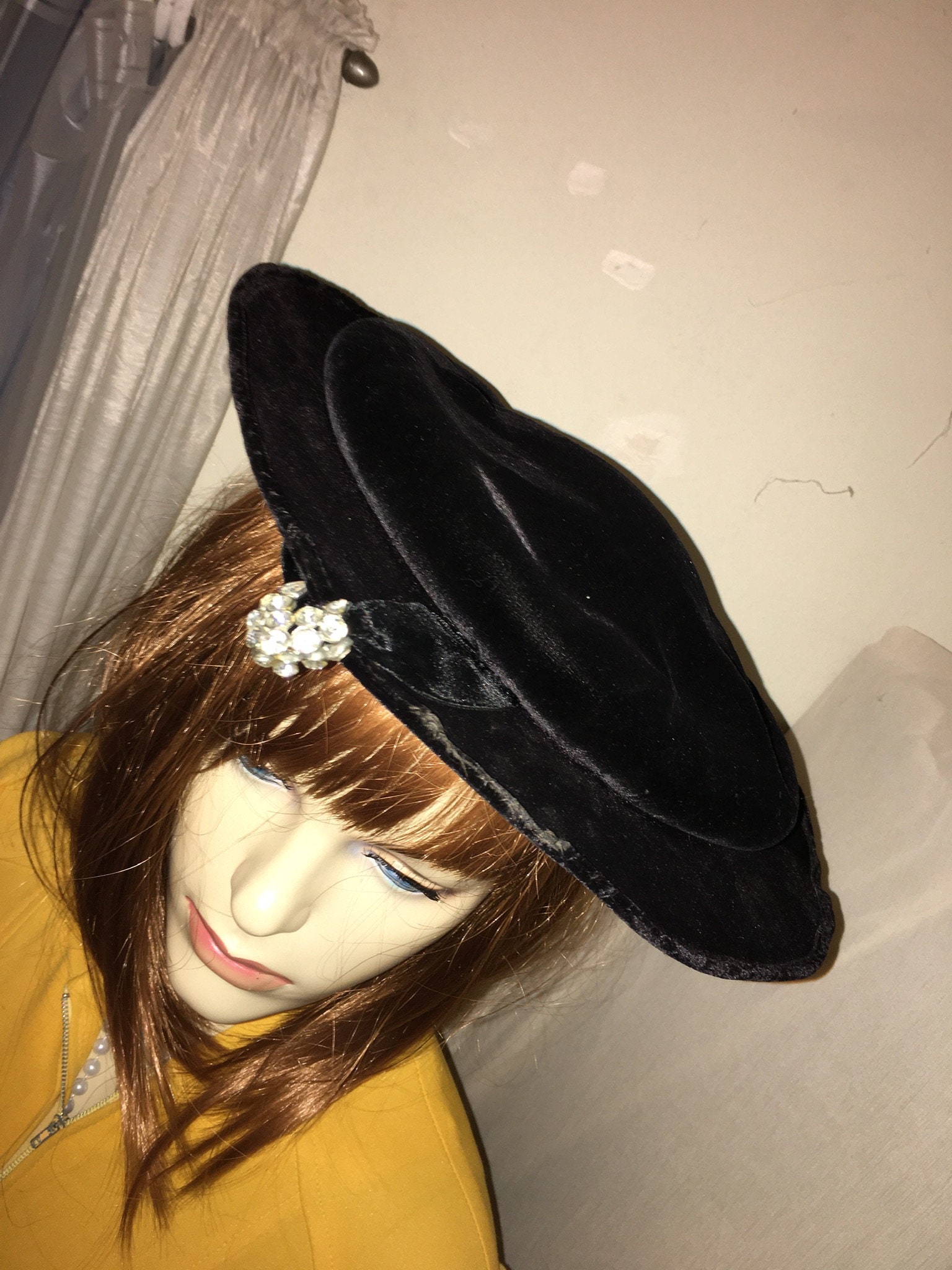 1940s Vintage Black Velvet Pancake Hat With Art Deco  display picture 1