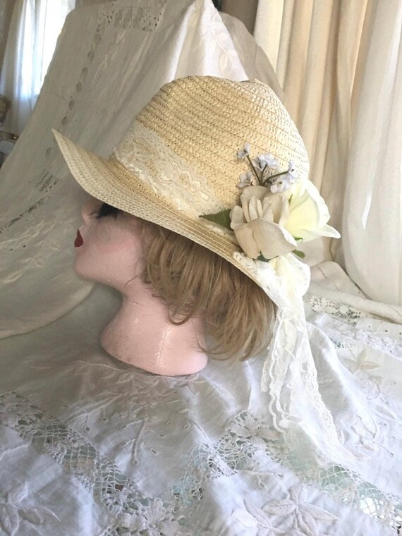 1920s Flapper Cloche Hat: Handmade Straw Hat With White Lace  display picture 1