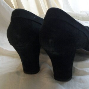 Peut inclure: Une paire de chaussures &agrave; talons en daim noir avec une pointe pointue.