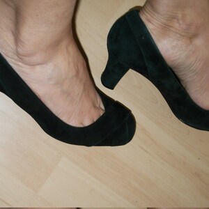 Peut inclure: Une paire de chaussures &agrave; talons en daim noir avec une pointe pointue.