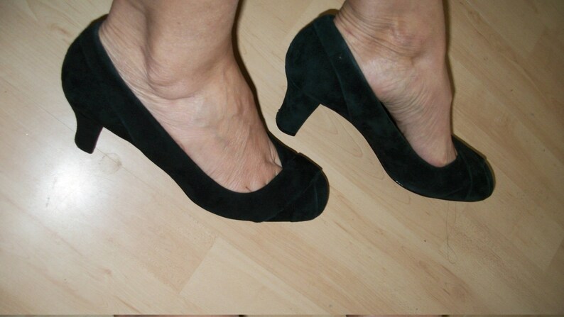 Peut inclure: Une paire de chaussures &agrave; talons en daim noir avec une pointe pointue.