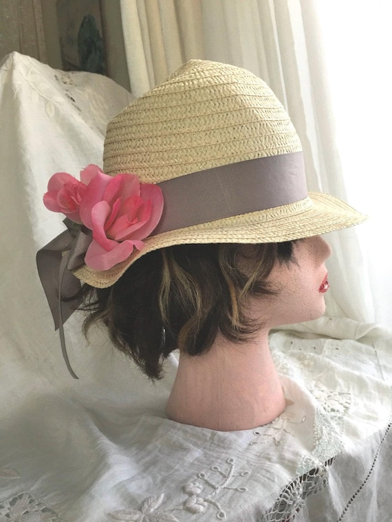 1920s Flapper Cloche Hat: Handmade Straw Hat With Pink Roses  display picture 1