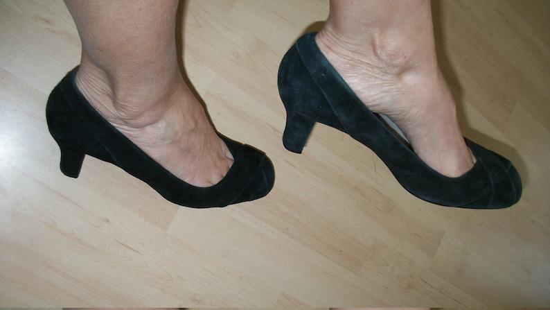 Peut inclure: Une paire de chaussures &agrave; talons en daim noir avec une pointe pointue.