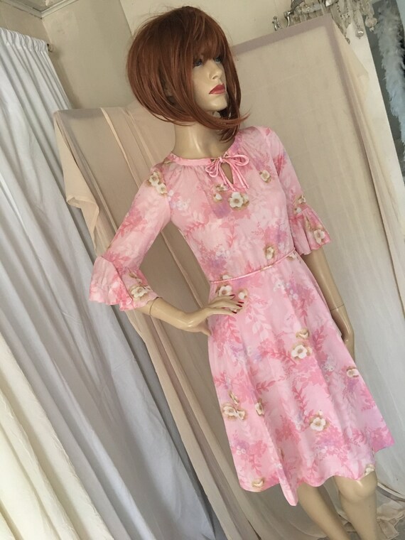 Vintage 1960s Floral Day Dress Size S/M Very Prett