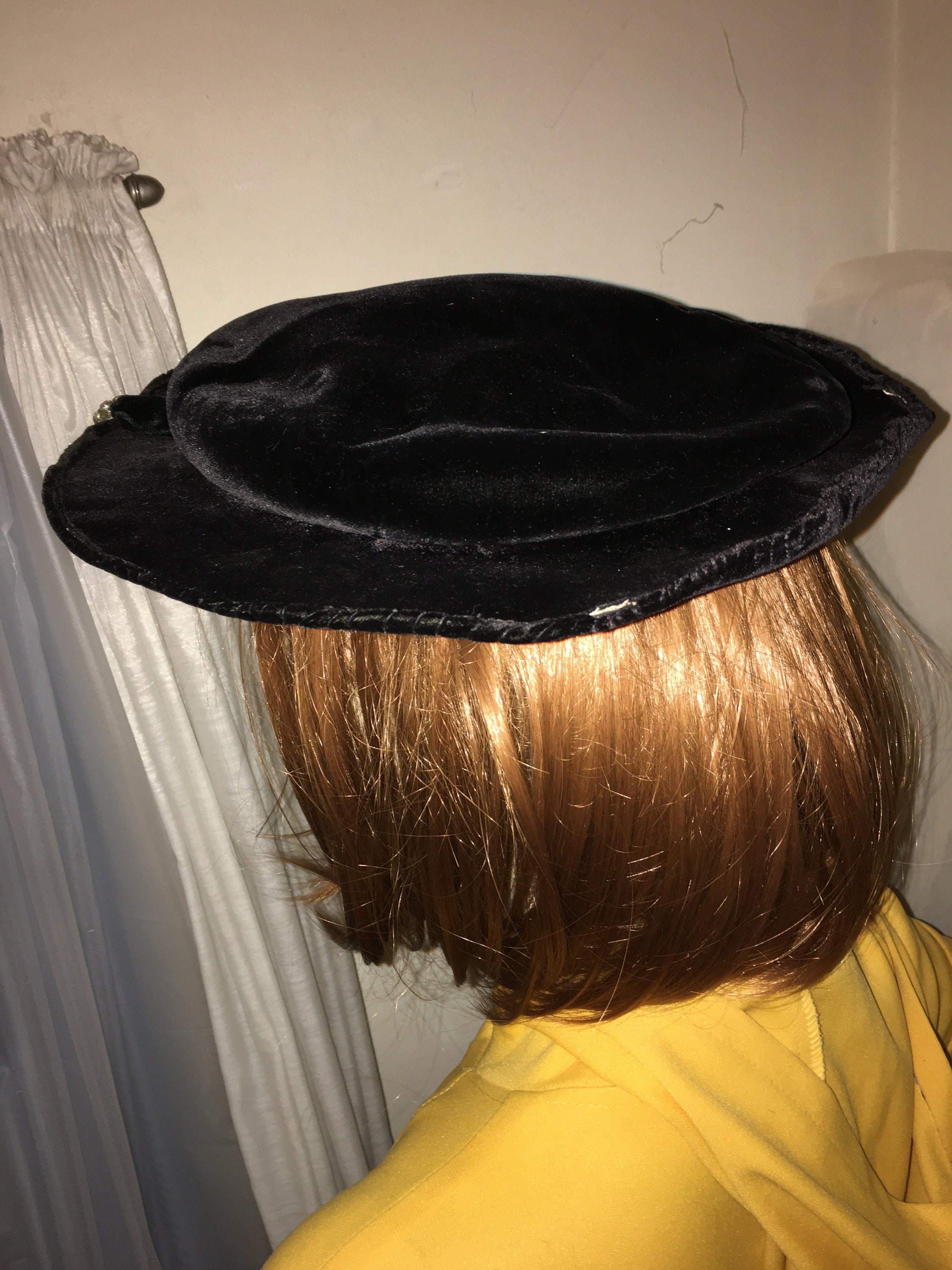 1940s Vintage Black Velvet Pancake Hat With Art Deco  display picture 2