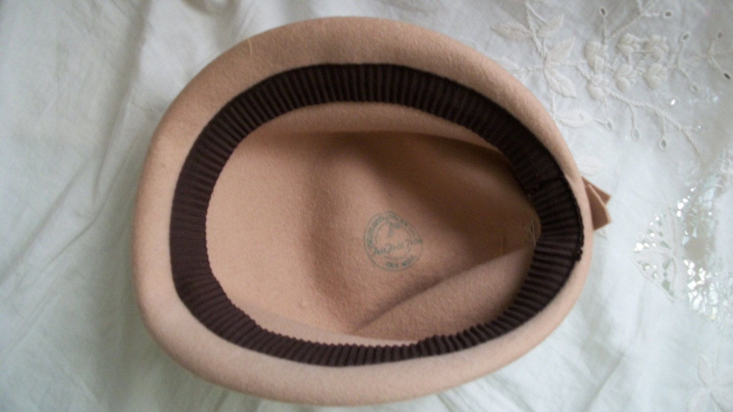 1940s Vintage Creamy Beige Wool Hat With Pheasant Feathers 