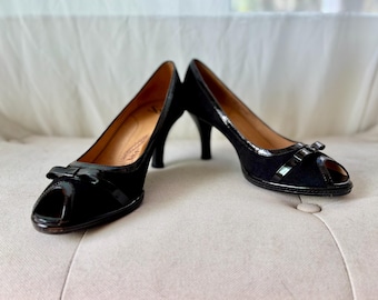 Vintage 1940s 1950s Style Black Suede Peeptoe Pumps with Patten Leather Trim Soffit Size 9M Ladies Brand New