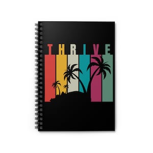 Puede incluir: Una libreta espiral negra con un diseño retro colorido que presenta la palabra "THRIVE" y palmeras en una isla.