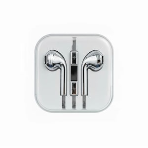 Puede incluir: Un par de auriculares con cable de acabado cromado brillante con un control remoto integrado que muestra un símbolo de más y menos. Los auriculares están alojados en un estuche de almacenamiento cuadrado de plástico blanco.