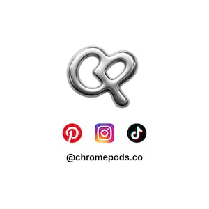 Puede incluir: Un logotipo plateado met&aacute;lico de estilo l&iacute;quido con forma de letras CP. Debajo del logotipo se encuentran los iconos de redes sociales de Pinterest en rojo, Instagram multicolor y TikTok en negro, seguidos del texto @chromepods.co en negrita.