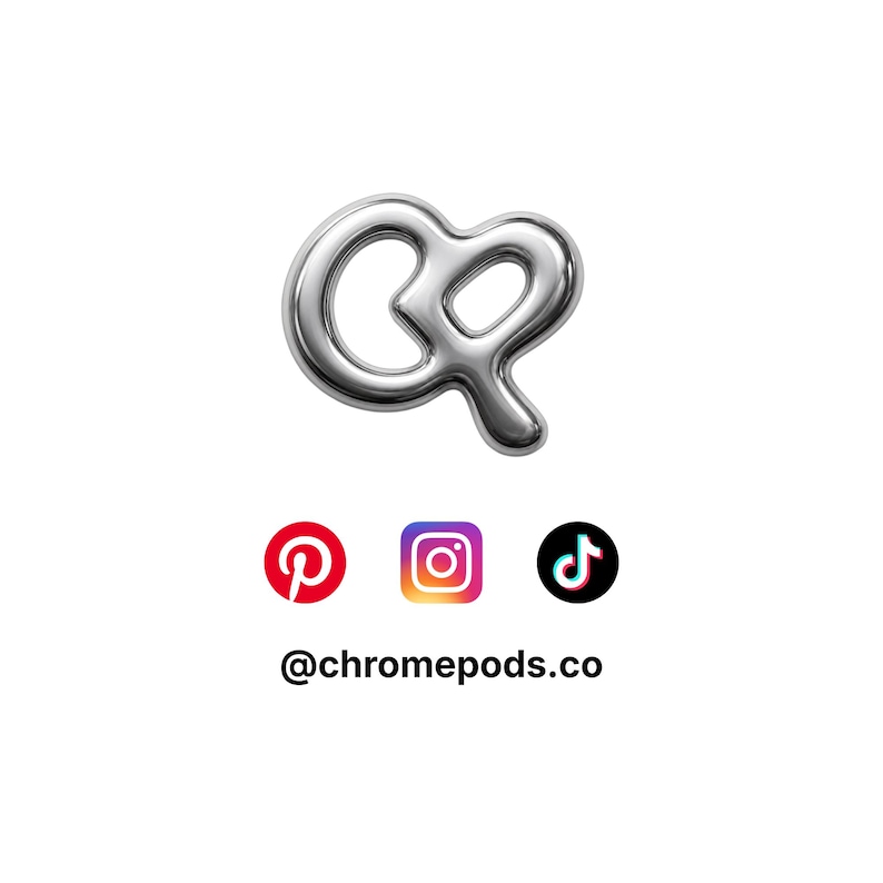 Puede incluir: Un logotipo plateado met&aacute;lico de estilo l&iacute;quido con forma de letras CP. Debajo del logotipo se encuentran los iconos de redes sociales de Pinterest en rojo, Instagram multicolor y TikTok en negro, seguidos del texto @chromepods.co en negrita.