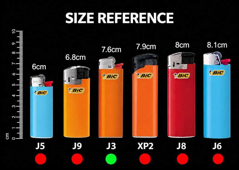 Puede incluir: Una colecci&oacute;n de seis encendedores BIC en varios colores, incluyendo azul claro, naranja y rojo, etiquetados J5, J9, J3, XP2, J8 y J6. Una regla vertical a la izquierda muestra alturas de 6 cm a 8.1 cm, con texto indicando la referencia de tama&ntilde;o.