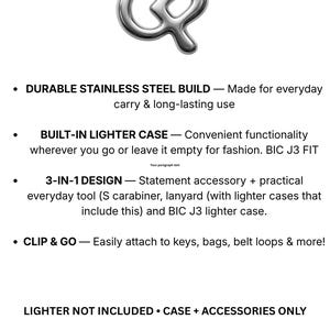 Puede incluir: Un mosquet&oacute;n de metal plateado con una forma redondeada y fluida. El texto dice: DURABLE STAINLESS STEEL BUILD, BUILT-IN LIGHTER CASE, 3-IN-1 DESIGN, CLIP & GO, y LIGHTER NOT INCLUDED. CASE + ACCESSORIES ONLY. El dise&ntilde;o funciona como funda para encendedor.