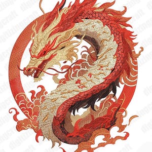 以下が含まれることがあります： 赤い金色の刺繍された龍のデザインで、円形の背景があります。龍は円形に巻き付いており、獰猛な表情をしています。このデザインは刺繍プロジェクトに最適です。
