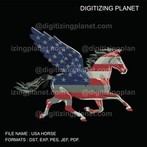 以下が含まれることがあります： アメリカの旗のデザインをした翼のある馬。馬は翼を広げて走っている。画像の上部に「DIGITIZING PLANET」というテキストがある。画像の下部に「FILE NAME: USA HORSE」と「FORMATS: DST, EXP, PES, JEF, PDF.」というテキストがある。