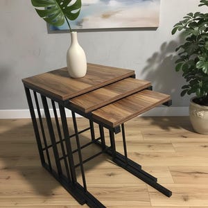 Juego de mesas auxiliares nido modernas en forma de C, tablero de madera con estructura de metal negro, sofá y mesas auxiliares para sala de estar que ahorran espacio.