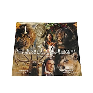 Może przedstawiać: Okładka książki z kolażem zdjęć, w tym żubra, niedźwiedzia, łosia i portretów rdzennych Amerykanów. Tytuł "Of Earth and Elders" jest wyświetlany z podtytułem "Visions and Voices from Native America."