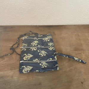 Estuche de viaje vintage de seda asiática con compartimentos y cremallera en color azul y dorado