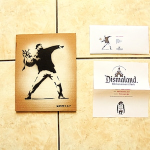 spray sobre cartón - numerado con sobre - spray sobre cartón - numerado con sobre BANKSY DISMALAND banksy dismaland cartón -.-