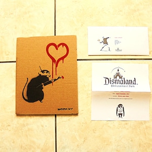 spray sobre papelão - numerado com envelope - spray sobre papelão - numerado com envelope BANKSY DISMALAND banksy dismaland papelão -.--- - ---