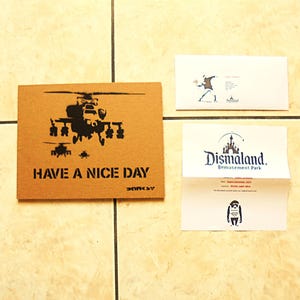 spray sur carton - numéroté avec enveloppe - spray sur carton - numéroté avec enveloppe BANKSY DISMALAND banksy dismaland carton -.---