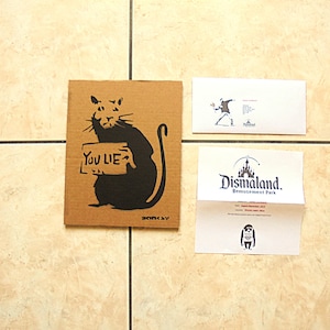 spray na kartonie - numerowany z kopertą - spray na kartonie - numerowany z kopertą BANKSY DISMALAND banksy dismaland karton -// - --