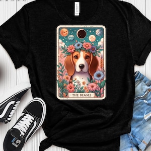 ビーグル タロット カード フローラル グランジ T シャツ、ビーグル フローラル T シャツ、ユニークな犬用ギフト、タロット カード ドッグ アパレル、グランジ 美学、BOHO T シャツ - 8 色