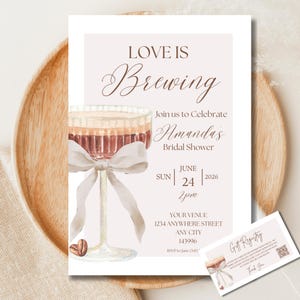 Peut inclure: Invitation de fête prénuptiale avec le texte "Love is Brewing" et les détails de la fête prénuptiale d'Amanda le 24 juin 2026. L'invitation présente une illustration à l'aquarelle d'un verre à cocktail avec un nœud et un grain de café.