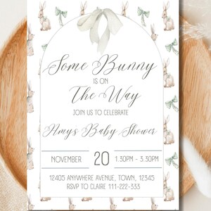 Bewerkbaar Een konijn is onderweg Uitnodiging voor babyshower - neutraal lentethema direct downloaden afbeelding 1