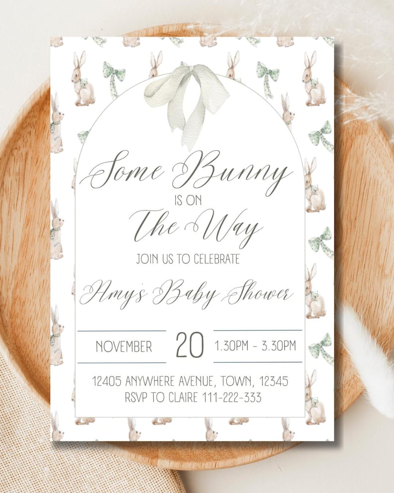 Bewerkbaar Een konijn is onderweg Uitnodiging voor babyshower - neutraal lentethema direct downloaden afbeelding 1
