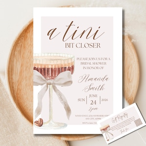 Könnte beinhalten: Einladungskarte zur Brautparty mit einer Illustration eines Cocktailglases und einer Schleife. Der Text lautet "a tini bit closer" und enthält Details für Amandas Party am 24. Juni 2026 um 14:00 Uhr. Eine kleine Geschenkregistrierungskarte ist ebenfalls enthalten.