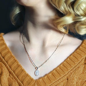 Halsband i sterlingsilver (925) med Jungfru Maria-berlock i sterlingsilver (999), katolskt halsband, diskret, elegant, religiöst
