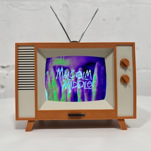 Malcolm in theschließt Mini-TV mit externem SD-Karten-Zugriff