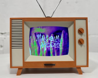 Malcolm in theschließt Mini-TV mit externem SD-Karten-Zugriff