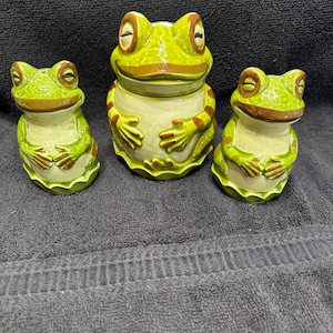 Vintage 1960’s Anthropomorphic Green Hand Painted Frogs Salt & Pepper Shakers And Sugar Dish With Spoon