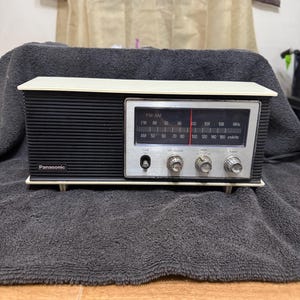Vintage Panasonic AM/FM Table Radio Model RE-6283