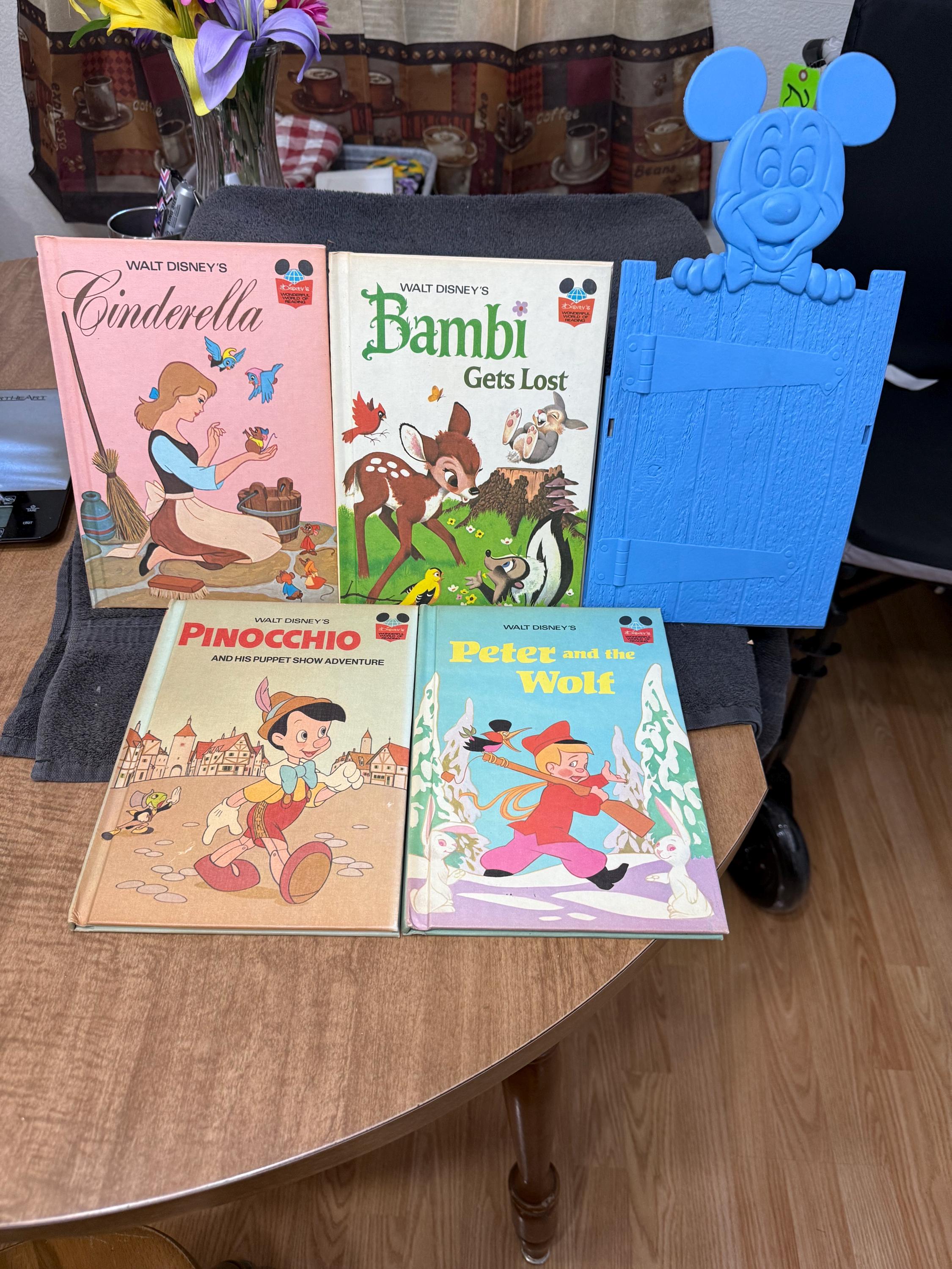 1970年代のヴィンテージ、ウォルト・ディズニーのハードカバーの子供
