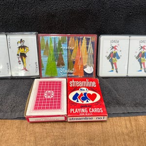 以下が含まれることがあります： ヴィンテージのトランプのセット。'Streamline No. 1'のポーカーカード、'Stardust'のプラスチックコーティングされたピノクルカード、ジョーカーカード2組が含まれています。