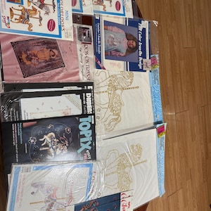 Vintage partij carrousel paard en meisje met mandstrijkijzer