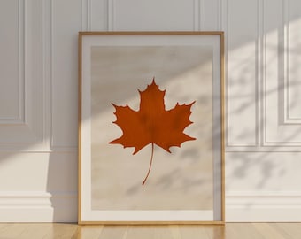 Rostorange Kunst: Einzelner Ahornblattdruck in warmen Tönen, ausdrucksstarkes Terrakotta Botanisches Poster, gemütliches rustikales Dekor für Herbst-inspirierte Interieurs