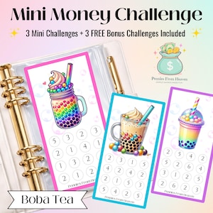 Può includere: Un set di tre carte mini-sfida di denaro a tema boba tea, con un raccoglitore e una penna sullo sfondo. Le carte presentano illustrazioni di bevande al boba tea e numeri per tenere traccia dei risparmi. Il testo sulle carte recita "Mini Money Challenge".