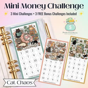 Pode incluir: Um conjunto Mini Money Challenge com três rastreadores de poupança retangulares com ilustrações de gatos, com os textos 'Cat Chaos' e 'Pennies From Heaven'. Os rastreadores incluem círculos numerados e um fichário de argolas dourado.