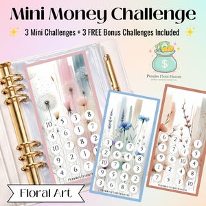 Op de afbeelding: Een witte map met gouden accenten bevat drie spaaruitdagingskaarten met bloementhema. De kaarten tonen aquarel bloemmotieven en genummerde cirkels. De tekst "Mini Money Challenge" en "Floral Art" is ook zichtbaar.
