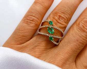 Anillo de oro macizo de 18 quilates con esmeraldas y diamantes, una joya de compromiso impactante.