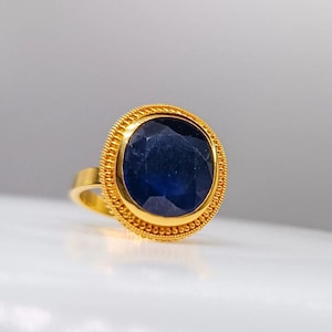 18K massief geelgouden Byzantijnse ring met saffier.