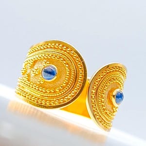 18K massief geelgouden Byzantijnse ring met saffieren.